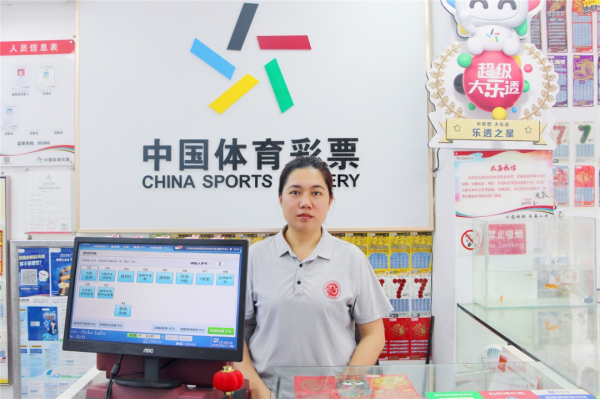 牛达人配资 茂名体彩探店：十年相伴，她有了更多“家人”与老友