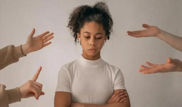 怀远策略 把儿子养废后，我才明白：总爱“挑刺”的父母，养不出优秀的孩子