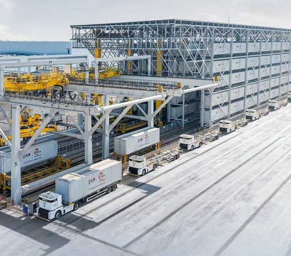 易配资 赛力斯港股上市，募资约140亿港元